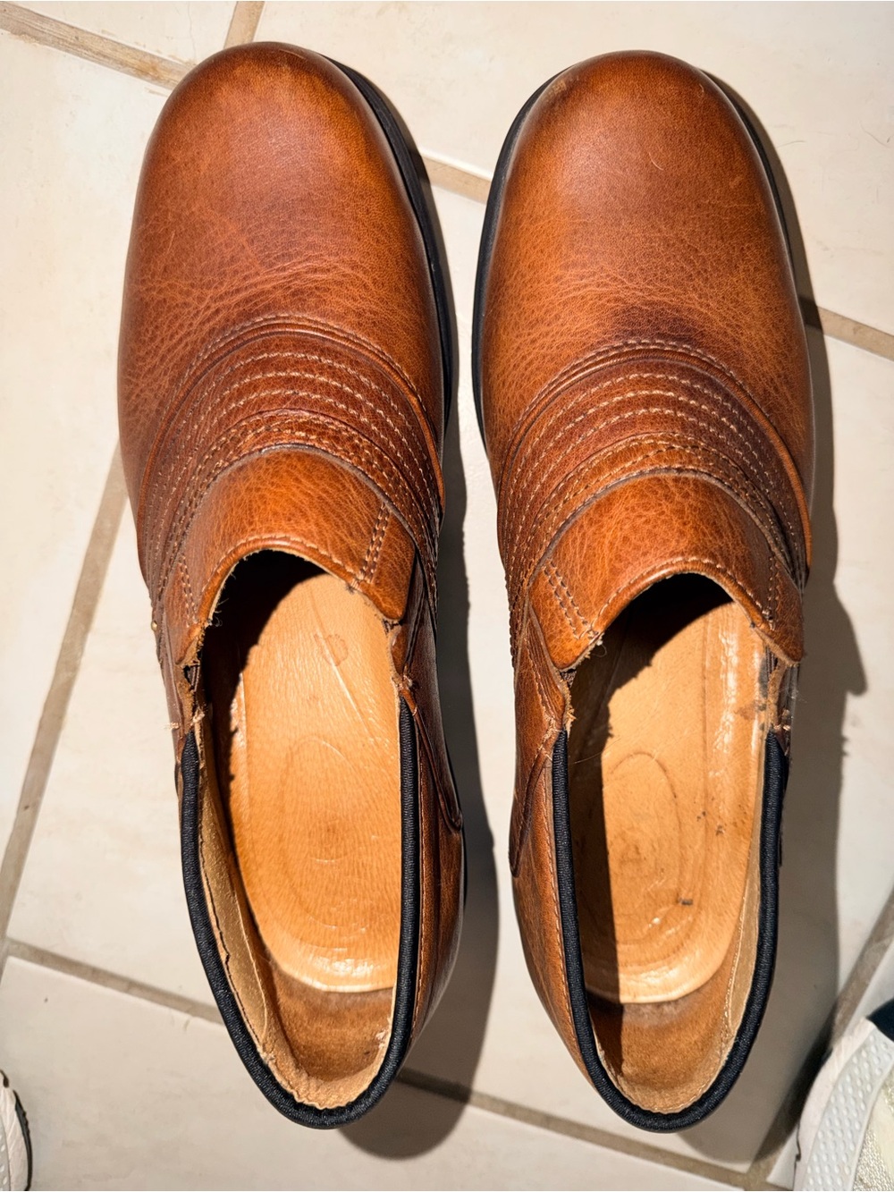 Women’s 11 Ariat Clogs